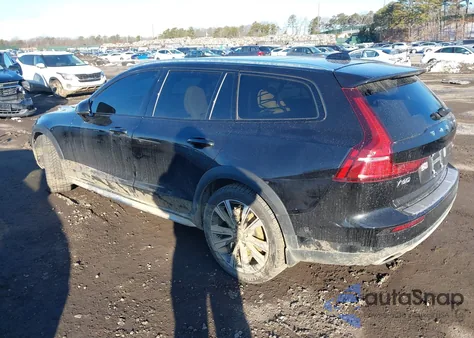 2022 Volvo V60 Cross Country T5 z USA, uszkodzony, nr VIN YV4102WK3N1085309